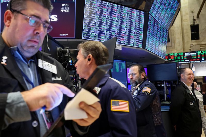 © Reuters. Operadores na bolsa de Nova York
27/11/2024
REUTERS/Brendan McDermid