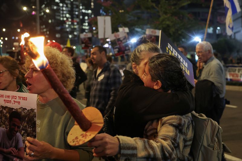 © Reuters. Supporters of Israeli hostages, who were kidnapped during the deadly October 7 2023 attack by Hamas, react as they attend a protest to demand a deal to bring every hostage home at once, amid Gaza ceasefire negotiations, in Tel Aviv, Israel, January 15, 2025. REUTERS/Ronen Zvulun