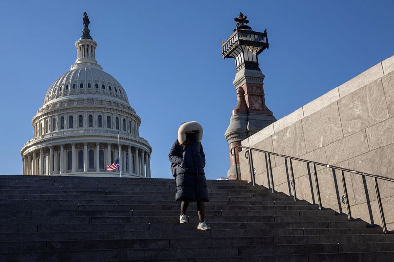 &copy; Reuters. A woman walks down the stairs in front of the U.S. Capitol building, ahead of the presidential inauguration of U.S. President-elect Donald Trump, in Washington, U.S., January 15, 2025. REUTERS/Marko Djurica