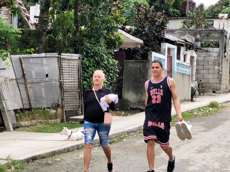 &copy; Reuters. Dariel Cruz, 23, who has just been released from jail, walks down the road towards his family house in La Guinera neighborhood, Havana, Cuba, January 15, 2025. REUTERS/David Sherwood