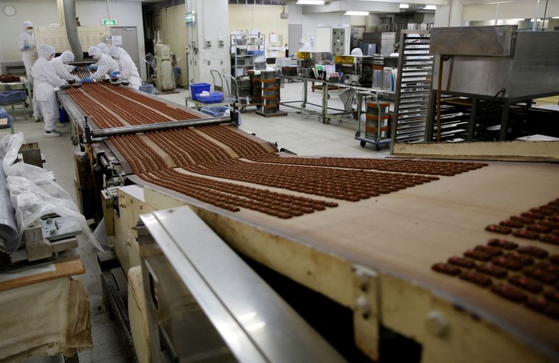 © Reuters. FILE PHOTO: Employees of Izumiya Tokyoten work on a production line at its factory in Kawasaki, south of Tokyo, Japan July 9, 2024. REUTERS/David Dolan/File Photo