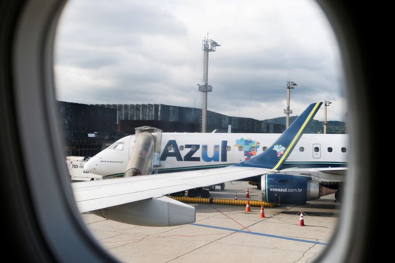 © Reuters. Avião da Azul fabricado pela Embraer no Aeroporto Internacional de São Paulo, em Guarulhos (SP)
21/11/2024 REUTERS/Amanda Perobelli/Arquivo