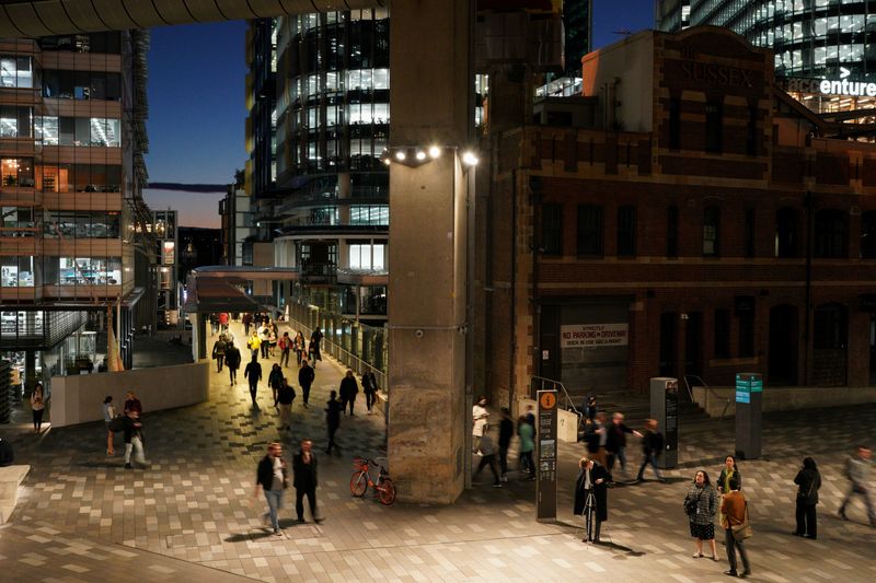 © Reuters. FILE PHOTO: People walk through the Central Business District (CBD) at dusk in Sydney, Australia, June 4, 2021.  REUTERS/Loren Elliott/File Photo