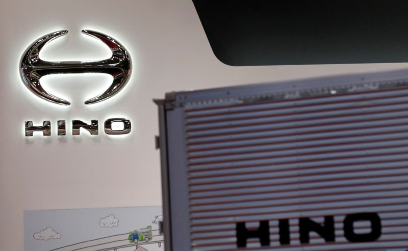 © Reuters. FILE PHOTO: Hino Motors' logo is pictured at the 45th Tokyo Motor Show in Tokyo, Japan October 27, 2017. REUTERS/Kim Kyung-Hoon/File Photo