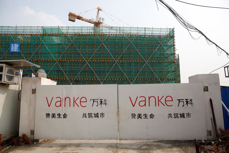 © Reuters. FILE PHOTO: Sign of Vanke is seen at a gate of a construction site in Shanghai, China, March 21, 2017. Picture taken March 21, 2017. REUTERS/Aly Song/File Photo