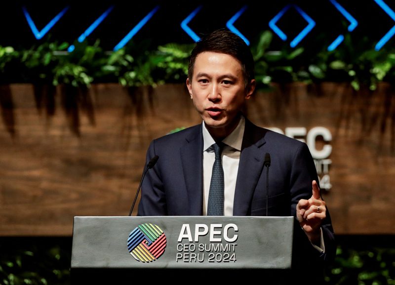 &copy; Reuters. FILE PHOTO: TikTok's CEO Shou Zi Chew speaks during a summit discussion, on the sidelines of the Asia-Pacific Economic Cooperation (APEC) summit, in Lima, Peru, November 15, 2024. REUTERS/Gerardo Marin/File Photo