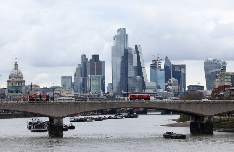 © Reuters. Buses cross Waterloo Bridge with the City of London financial district seen behind, in London, Britain, March 5, 2024. REUTERS/Toby Melville/File Photo