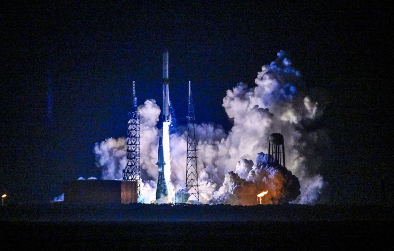 © Reuters. A Blue Origin New Glenn rocket lifts off on its inaugural launch at the Cape Canaveral Space Force Station in Cape Canaveral, Florida, U.S., January 16, 2025. REUTERS/Steve Nesius   