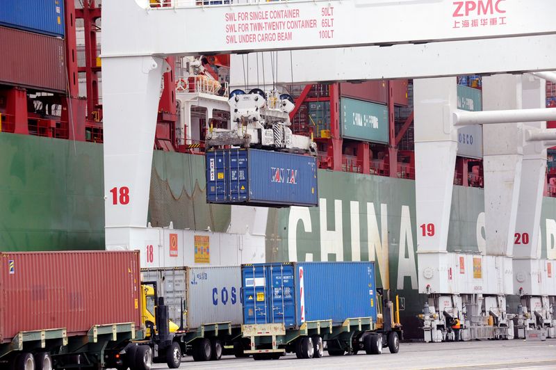 © Reuters. FILE PHOTO: Shipping containers at Pier J at the Port of Long Beach wait for processing in Long Beach, California, U.S., April 4, 2018. REUTERS/Bob Riha Jr./File Photo