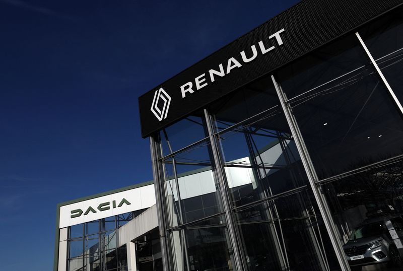 © Reuters. FILE PHOTO: A Renault and Dacia logos are pictured in Brussels, Belgium March 4, 2024. REUTERS/Yves Herman/File Photo