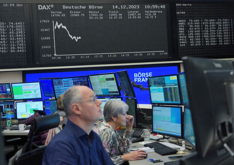 &copy; Reuters. I trader guardano i loro schermi mentre il DAX, l'indice di riferimento dei prezzi delle azioni tedesche, raggiunge un massimo storico alla borsa di Francoforte, in Germania, il 14 dicembre 2023. REUTERS/Timm Reichert