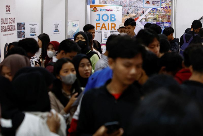 © Reuters. FILE PHOTO: Job seekers attend a job fair in Jakarta, Indonesia, October 8, 2024. REUTERS/Willy Kurniawan/File Photo