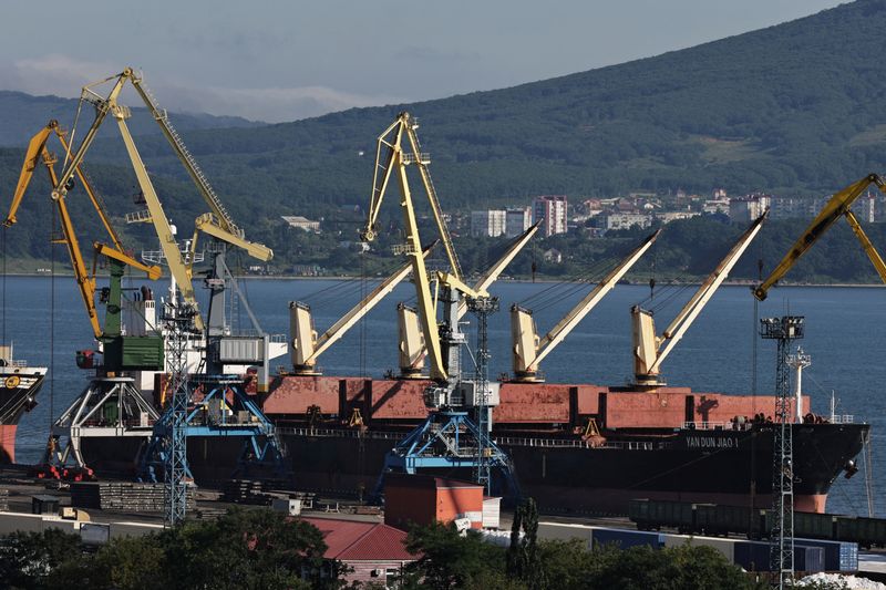 &copy; Reuters. Una veduta della nave portarinfuse Yan Dun Jiao 1 nel porto container di Vostochny, sulla riva della baia di Nakhodka, vicino alla città portuale di Nakhodka, Russia, 12 agosto 2022. REUTERS/Tatiana Meel