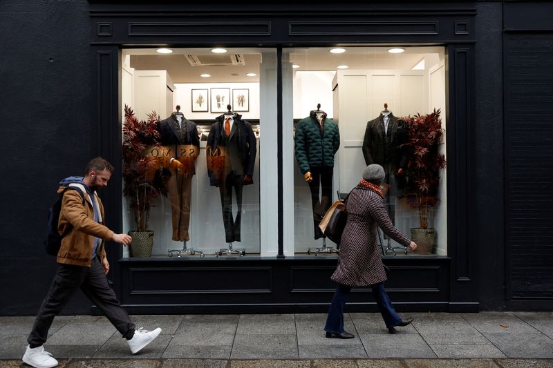 © Reuters. FILE PHOTO: People walk past a shop selling suits in Dublin, Ireland September 26, 2024. REUTERS/Clodagh Kilcoyne/File Photo