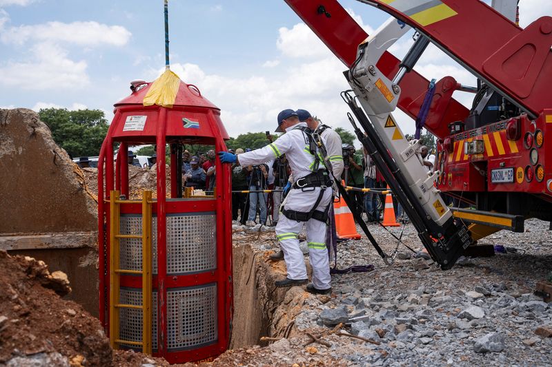 © Reuters. Workers from Mines Rescue Services operate the mechanical cage that was used for rescue operations at the mine shaft, where rescue operations are now completed, as authorities say that no miners remain below ground after attempts were made to rescue illegal miners who have been underground for months, in Stilfontein, South Africa, January 16, 2025. REUTERS/Ihsaan Haffejee