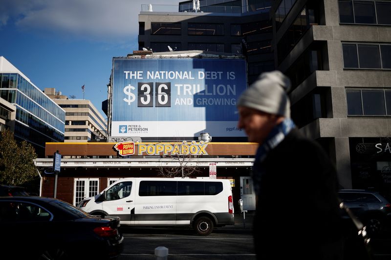 © Reuters. FILE PHOTO: A billboard displays the current U.S. National debt at 36 Trillion dollars in Washington, D.C., U.S., December 6, 2024. REUTERS/Benoit Tessier