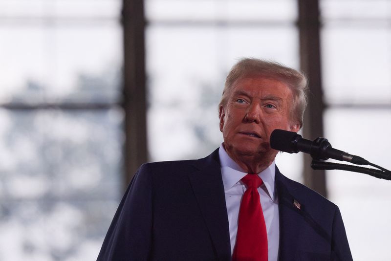 © Reuters. Republican presidential nominee and former U.S. President Donald Trump speaks at a campaign rally at J.S. Dorton Arena in Raleigh, North Carolina, U.S., November 4, 2024. REUTERS/Brian Snyder