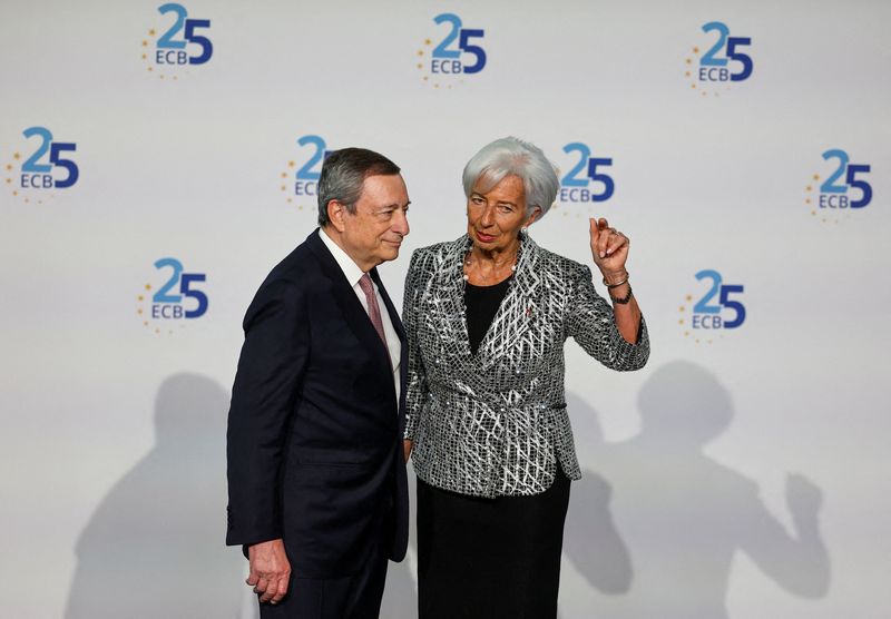 &copy; Reuters. La presidente della Banca centrale europea Christine Lagarde parla con l'ex presidente della Bce Mario Draghi durante una cerimonia per celebrare il 25° anniversario della Bce, a Francoforte, Germania, 24 maggio 2023. REUTERS/Kai Pfaffenbach /Pool/File P