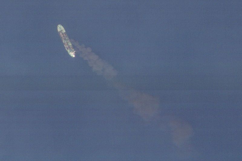 &copy; Reuters. FILE PHOTO: Greek-registered tanker ship Sounion burns after an attack by Yemen's Iran-aligned Houthi militants in the Red Sea, September 6, 2024 in this satellite image. 2024 Planet Labs Inc via REUTERS/File Photo