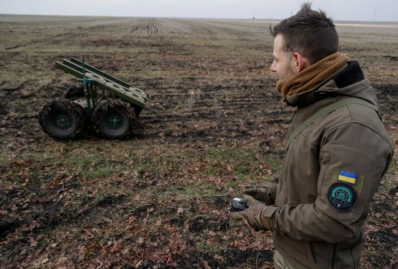 © Reuters. A serviceman of 13th Operative Purpose Brigade 'Khartiia' of the National Guard of Ukraine operates a mine-laying unmanned ground vehicle with anti-tank landmines installed on it, in Kharkiv region, amid Russia's attack on Ukraine, January 13, 2025. REUTERS/Sofiia Gatilova