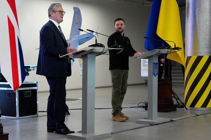 &copy; Reuters. KYIV, UKRAINE - JANUARY 16: British Prime Minister Keir Starmer and Ukrainian President Volodymyr Zelensky speak to the press as they attend a presentation of Ukrainian military drones at an undisclosed location on January 16, 2025 in Kyiv, Ukraine.   Car