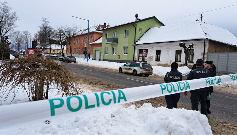 © Reuters. Police officers keep watch near a school following a knife attack in the town of Spisska Stara Ves, Slovakia, January 16, 2025. Adriana Hudecova/TASR/Handout via REUTERS