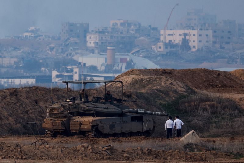 &copy; Reuters. Judeus perto de tanque em local próximo à fronteira de Israel e Gazan 16/1/2025    REUTERS/Amir Cohen