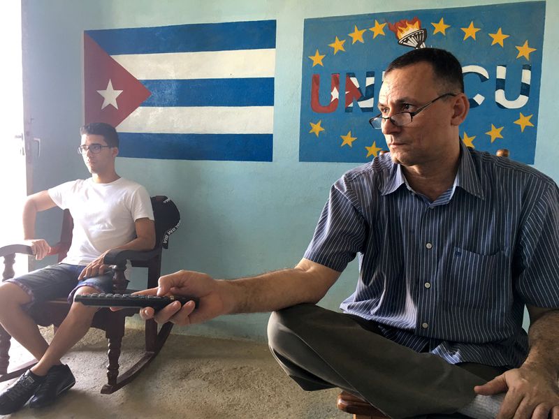 © Reuters. FILE PHOTO: Jose Daniel Ferrer (R), who leads the Patriotic Union of Cuba (UNPACU), the country's largest dissident group, sits at UNPACU's headquarter in Santiago de Cuba, Cuba, December 2, 2016. REUTERS/Sarah Marsh/File Photo