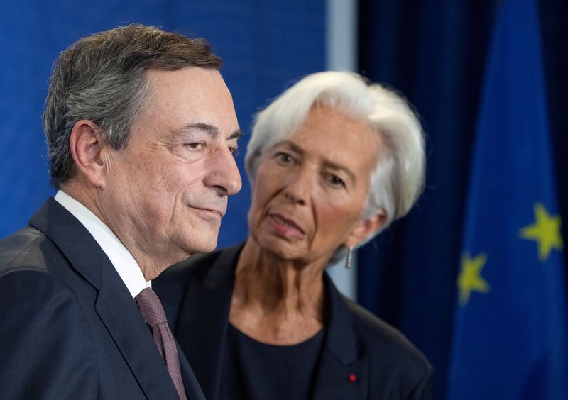 &copy; Reuters. Lagarde e Draghi se reúnem durante a transição no BCEn28/10/2019nBoris Roessler/Pool via Reuters