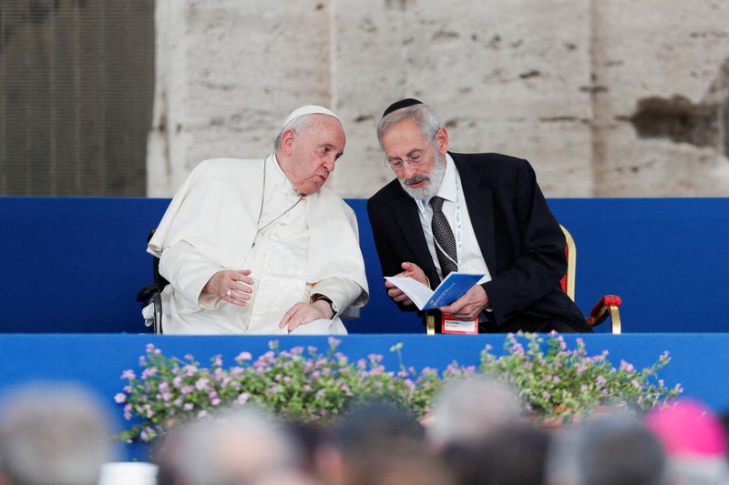 &copy; Reuters. Rabino Riccardo Di Segni e o papa Francisco conversam durante evento em 2022n25/10/2022nREUTERS/Remo Casilli