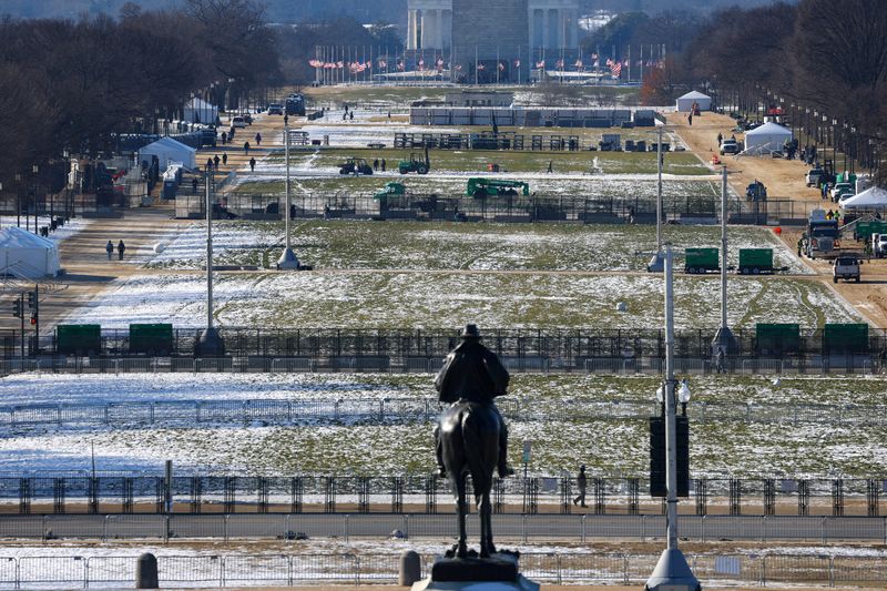 © Reuters. FILE PHOTO: A general view shows the National Mall as preparations are underway for the upcoming presidential inauguration of U.S. President-elect Donald Trump, in Washington, U.S., January 15, 2025.  REUTERS/Fabrizio Bensch/File Photo