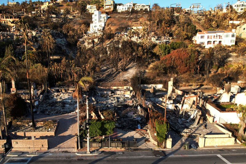 &copy; Reuters. FILE PHOTO: A drone view of houses destroyed during the Palisades Fire in Malibu, California, U.S., January 15, 2025. REUTERS/Matt Mills McKnight/File Photo