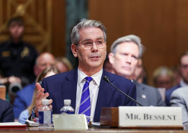 © Reuters. Scott Bessent, U.S. President-elect Donald Trump's nominee to be secretary of treasury, speaks as he testifies during a Senate Committee on Finance confirmation hearing on Capitol Hill in Washington, U.S., January 16, 2025. REUTERS/Kevin Lamarque