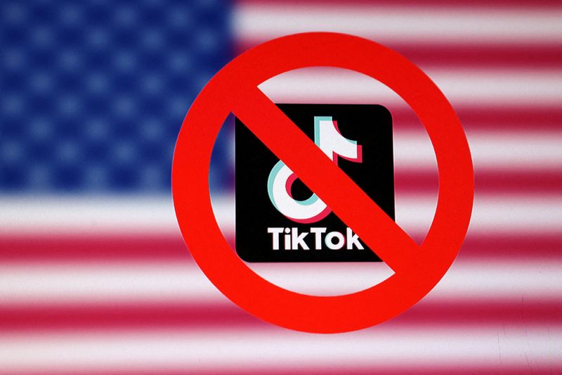 &copy; Reuters. The U.S. flag, the TikTok app logo and a forbidden sign are seen in this illustration taken January 16, 2025. REUTERS/Dado Ruvic/Illustration