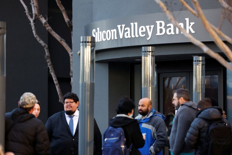 &copy; Reuters. FDIC representatives speak with customers outside of the Silicon Valley Bank headquarters in Santa Clara, California, U.S. March 13, 2023. REUTERS/Brittany Hosea-Small/File Photo