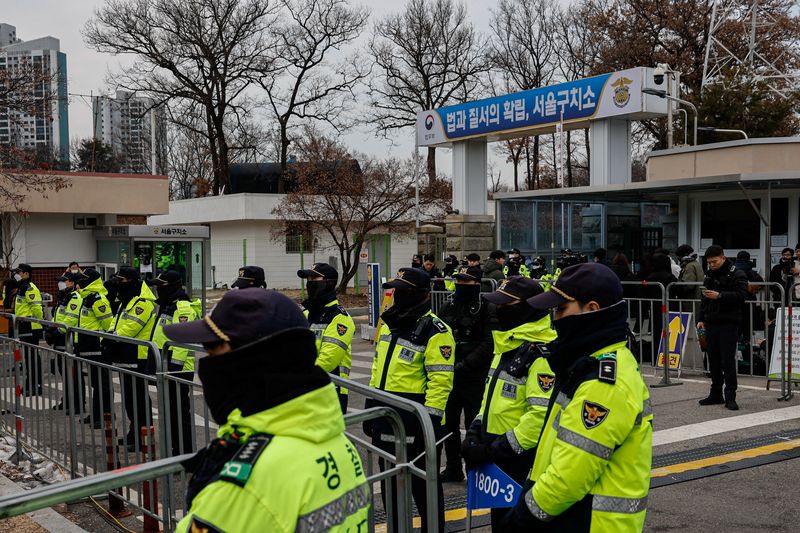 © Reuters. Police stand guard outside Seoul Detention Center where impeached South Korean President Yoon Suk Yeol is held in custody, while a Pro-Yoon rally takes place outside, in Uiwang, South Korea, January 16, 2025. REUTERS/Tyrone Siu