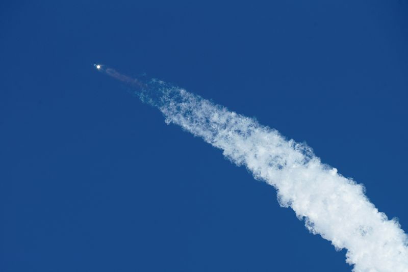 © Reuters. SpaceX's Starship rocket is pictured after launching as seen from South Padre Island near Brownsville, Texas, U.S. January 16, 2025. REUTERS/Gabriel V. Cardenas