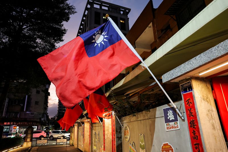 &copy; Reuters. FILE PHOTO: Taiwanese flags are installed along a street, in New Taipei city, Taiwan December 9, 2024. REUTERS/Ann Wang/File Photo