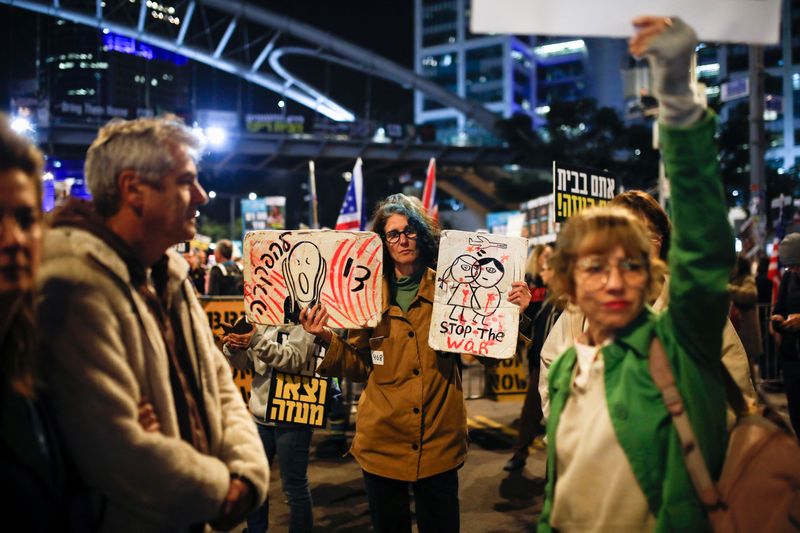 &copy; Reuters. Supporters and family members of hostages kidnapped during the deadly October 7, 2023, attack on Israel by Hamas, protest ahead of a ceasefire between Israel and Hamas, in Tel Aviv, Israel, January 16, 2025. REUTERS/Shir Torem