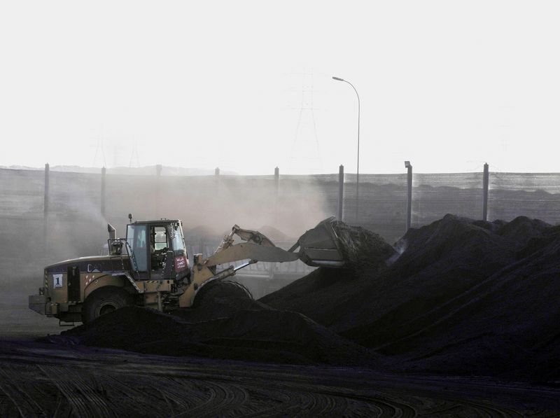 © Reuters. A bulldozer carries product of cement during work at the Heidelberg Materials cement plant at Kattameya district in Cairo, Egypt September 4, 2023. REUTERS/Shokry Hussien/File Photo