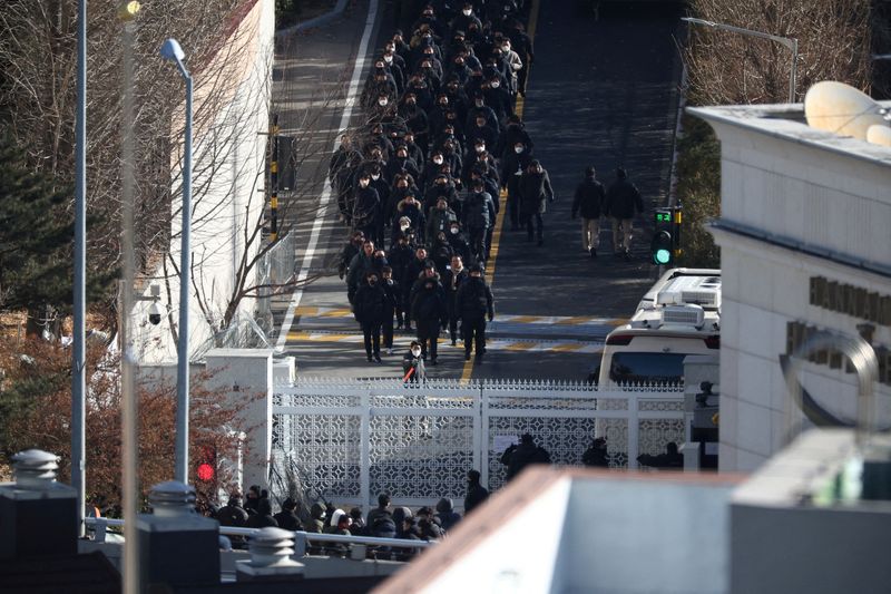 &copy; Reuters. FILE PHOTO: Police officers and investigators of the Corruption Investigation Office for High-ranking Officials leave the official residence of impeached South Korean President Yoon Suk Yeol, following his arrest, in Seoul, South Korea, January 15, 2025. 