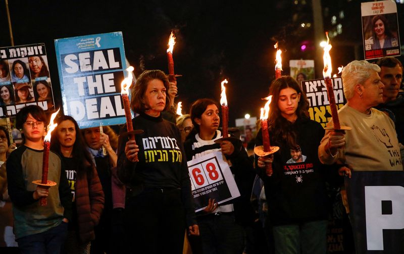 © Reuters. Supporters and family members of hostages kidnapped during the deadly October 7, 2023, attack on Israel by Hamas, hold torches during a protest ahead of a ceasefire between Israel and Hamas, in Tel Aviv, Israel, January 16, 2025. REUTERS/Shir Torem