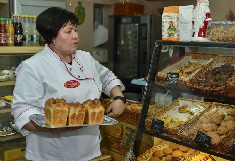 &copy; Reuters. Hanna Horbachova, 55, forced to flee her home twice after the collapse of earlier ceasefires between warring parties since conflict began more than a decade ago, works inside her bakery, amid Russia's attack on Ukraine, in Dnipro, Ukraine January 14, 2025