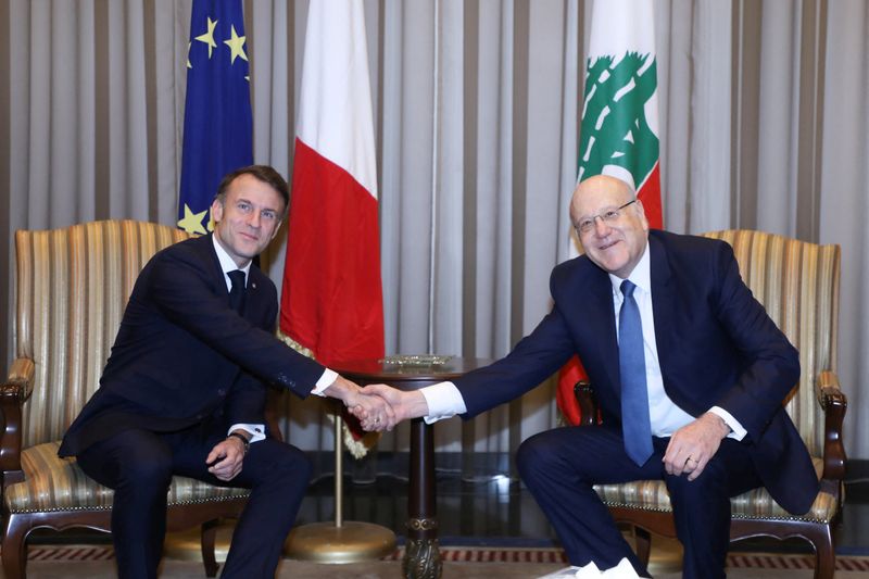 &copy; Reuters. French President Emmanuel Macron shakes hands with Lebanon's outgoing Prime Minister Najib Mikati, in Beirut, Lebanon, January 17, 2025.  Dalati Nohra/Handout via REUTERS 