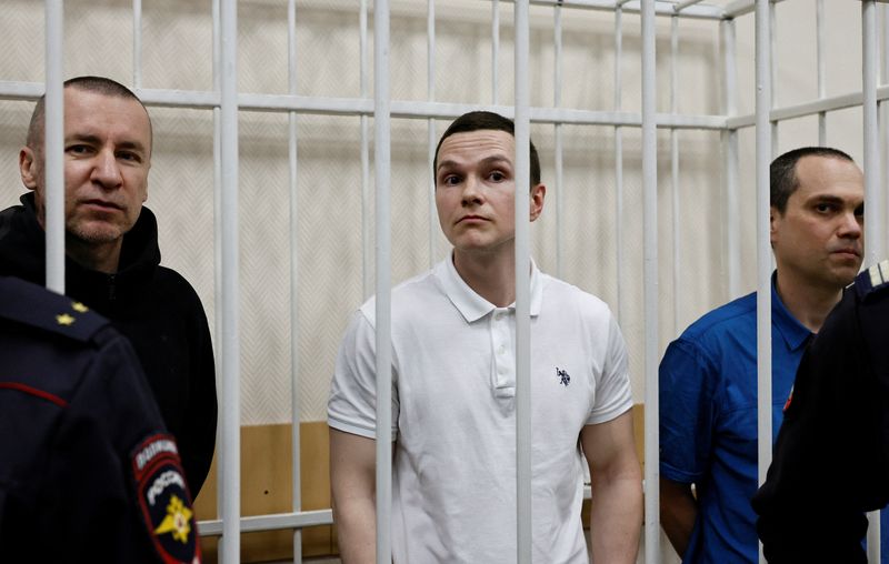 © Reuters. Lawyers Igor Sergunin, Alexei Liptser and Vadim Kobzev, who represented Russian opposition leader Alexei Navalny, attend a court hearing on charges of taking part in an extremist organisation, in the town of Petushki in the Vladimir Region, Russia January 17, 2025. REUTERS/Yulia Morozova