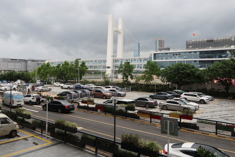 &copy; Reuters. FILE PHOTO: Cars park beside Futian Checkpoint, one of the border crossings to Hong Kong, in Shenzhen, Guangdong province, China July 5, 2022. REUTERS/David Kirton/File Photo