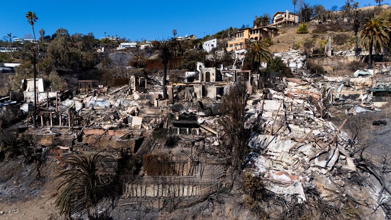 &copy; Reuters. FILE PHOTO: A drone view shows a site where houses were burnt down by the Palisades Fire, in Malibu, California, U.S., January 16, 2025. REUTERS/Mike Blake/File Photo