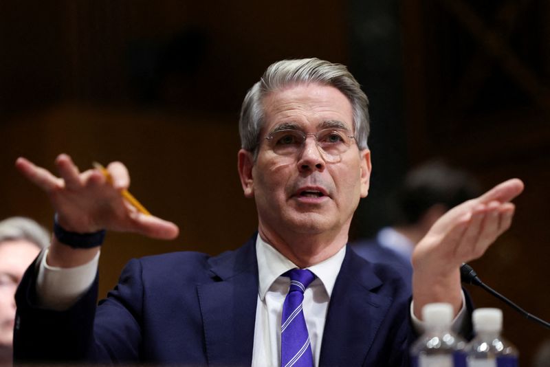 © Reuters. FILE PHOTO: Scott Bessent, U.S. President-elect Donald Trump's nominee to be secretary of treasury, speaks as he testifies during a Senate Committee on Finance confirmation hearing on Capitol Hill in Washington, U.S., January 16, 2025. REUTERS/Kevin Lamarque/File Photo