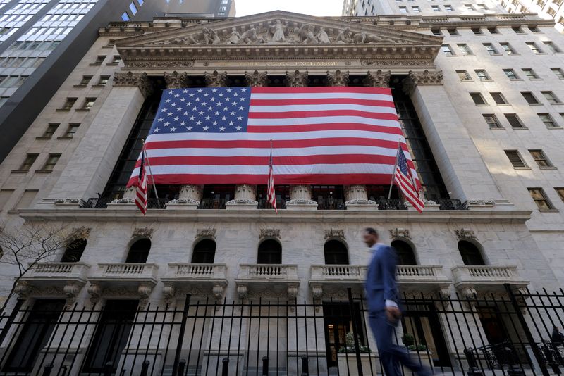 &copy; Reuters. Bandiera degli Stati Uniti appesa all'edificio della Borsa di New York (NYSE), dopo la vittoria del presidente eletto Donald Trump alle elezioni presidenziali, a New York City, Stati Uniti, 6 novembre 2024. REUTERS/Andrew Kelly