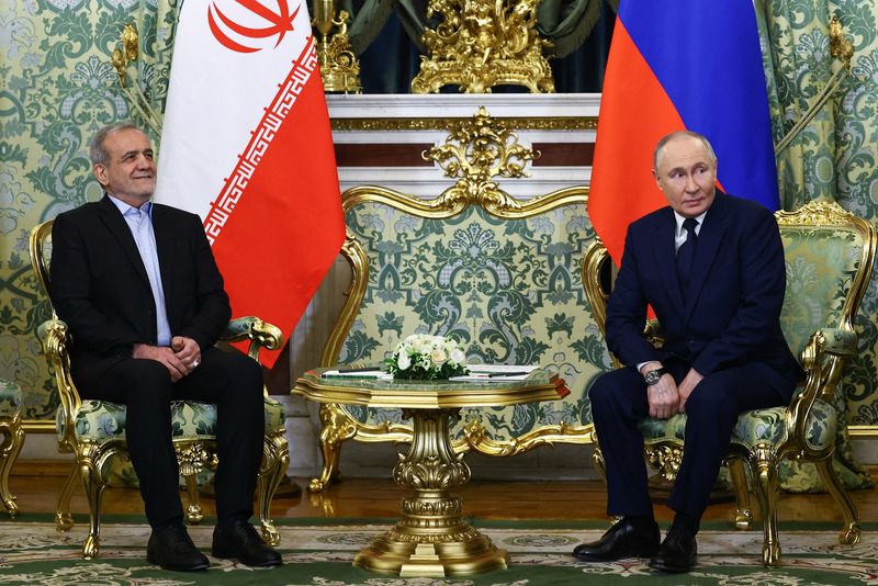 &copy; Reuters. Russian President Vladimir Putin and Iranian President Masoud Pezeshkian meet in Moscow, Russia January 17, 2025. REUTERS/Evgenia Novozhenina/Pool